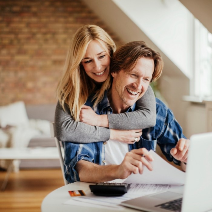 Man and woman reading dentist reviews in Grand Prairie on laptop